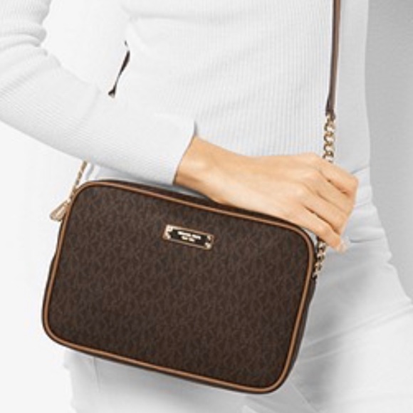 selling my mk sling bag - Picture 2 of 2